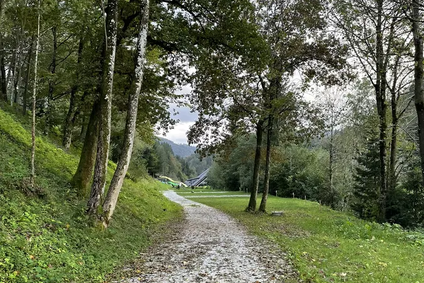 Lázně Snovik, Slovinsko, pohled na pěšinku spojující kemp s areálem termálních lázní FOTO Tomáš Málek