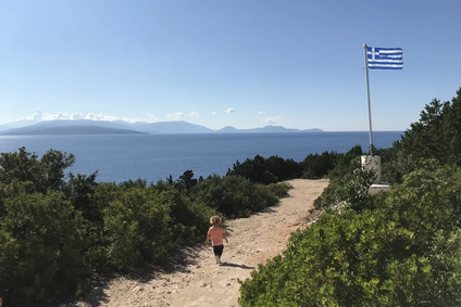 Lefkada, Junior na mysu Lefkas. Dál už to suchou nohou nejde. V pozadí Jónské ostrovy