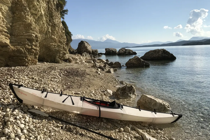 Lefkada. Zkoumání pobřeží řeckého ostrova za pomocí kajaku