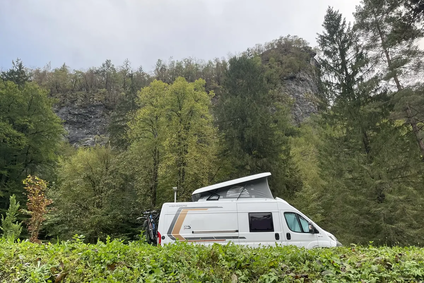 Camping Bled, Slovinsko 2024, leží v zužujícím se údolí obklopeném kopci a skalami FOTO Tomáš Málek