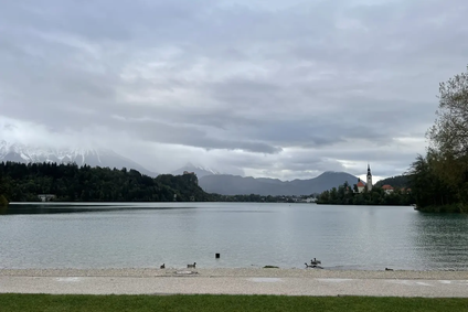 Camping Bled, Slovinsko 2024, pohled na jezero Bled a okolní hory, které na začátku říjnu už pokryl první sníh FOTO Tomáš Málek